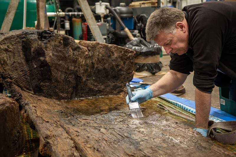 Ian Panter, chefe de conservação do York Archaeological Trust, trabalha no caixão de 4 mil anos  (Foto: York Archaeological Trust)