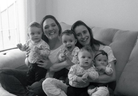 Mariana  e Nicole  mães de Guilherme, Gregório, Beatriz e Luíza