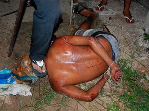 Suspeito foi amarrado e agredido pelos moradores da vizinhança em São José de Mipibu, na Grande Natal (Foto: José Aldenir)