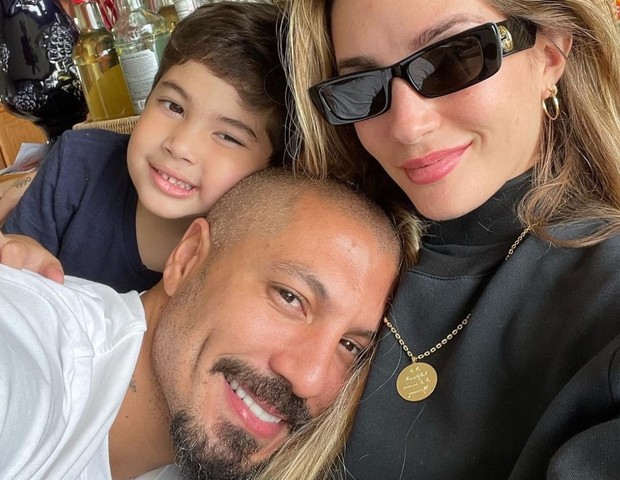 Aline Gotschalg e Fernando Medeiros com filho (Foto: Instagram)
