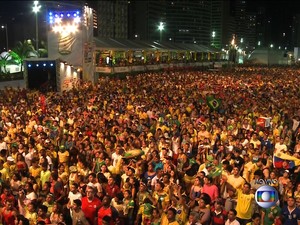 Torcedores comemoram vitória do Brasil contra a Croácia (Foto: Reprodução/TV Globo)