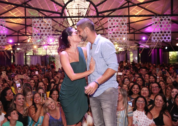 Carol Castro e Bruno Cabrerizo trocam beijos apaixonados (Foto: Iwi Onodera/Brazil News)