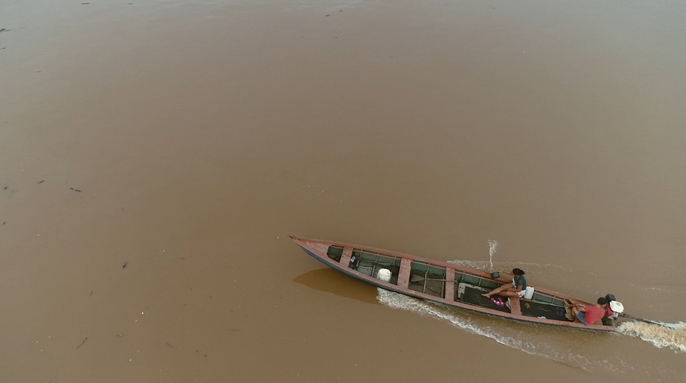 Ribeirinhos precisam de locomover até regiões próximas em busca de água potável — Foto: Ruan Gabriel/Rede Amazônica