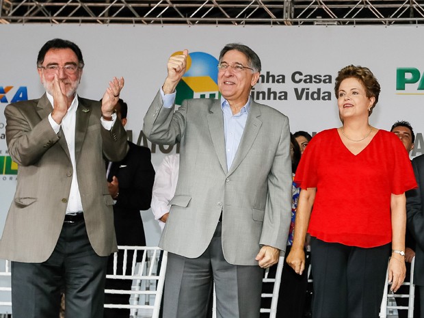 A presidente Dilma Rousseff, acompanhada do ministro Patrus Ananias (Desenvolvimento Agrário) e do governador de MG, Fernando Pimentel, durante evento em Araguari (Foto: Roberto Stuckert Filho/PR)