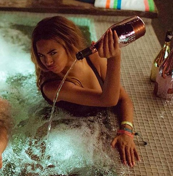 Beyoncé despejando o champagne (Foto: Twitter)