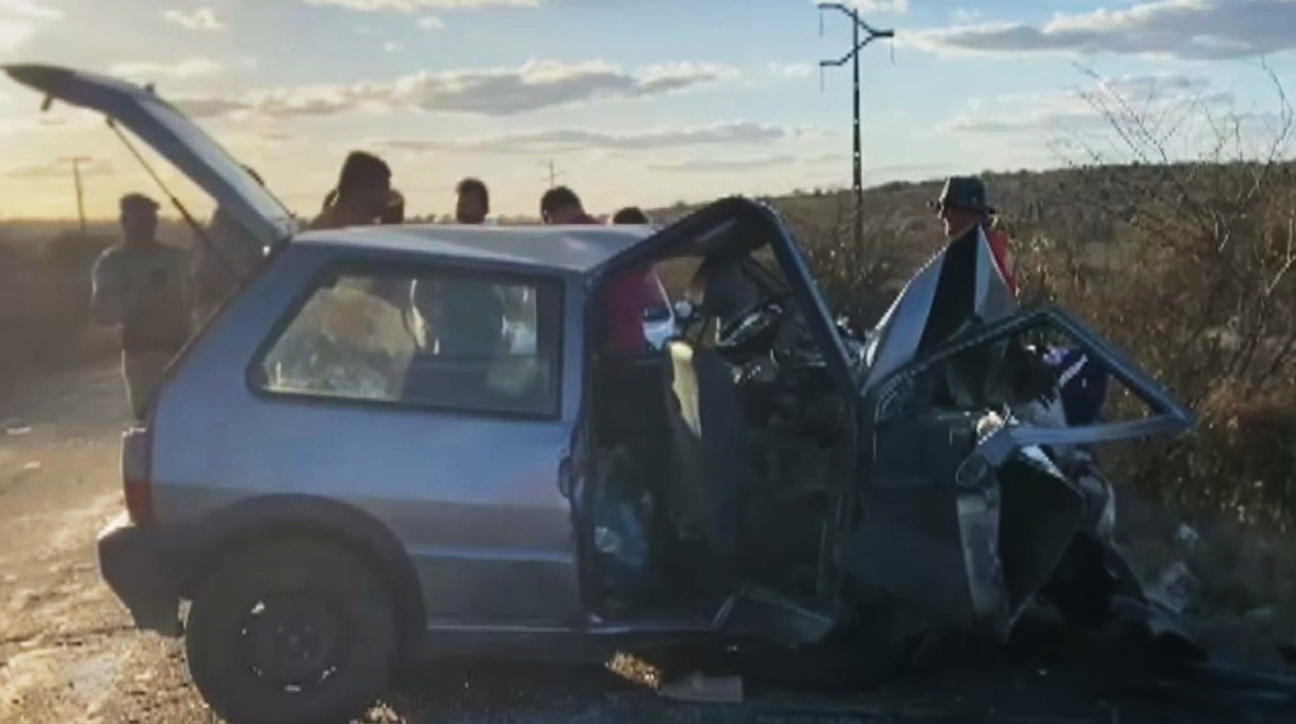 Acidentes em rodovias da BA deixam duas mulheres mortas; em um dos casos carro ficou retorcido e vítima presa às ferragens