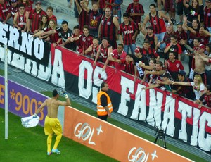 Goleiro Santos joga camisa para a torcida do Atlético-PR (Foto: Monique Silva)