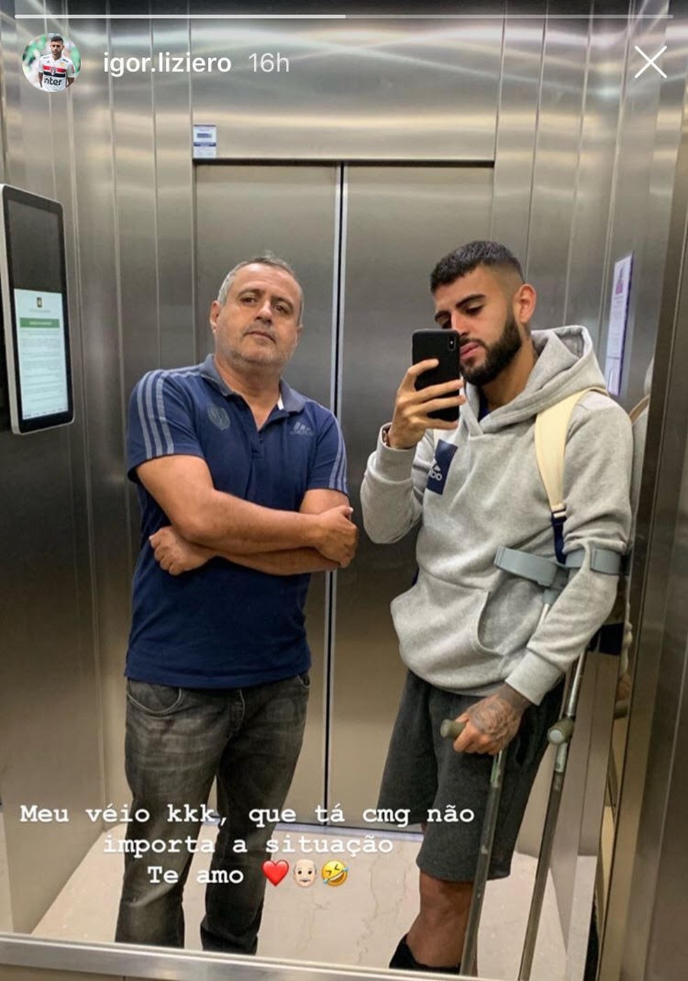 Liziero, do São Paulo, posta foto com muleta ao lado do pai — Foto: Reprodução/Instagram