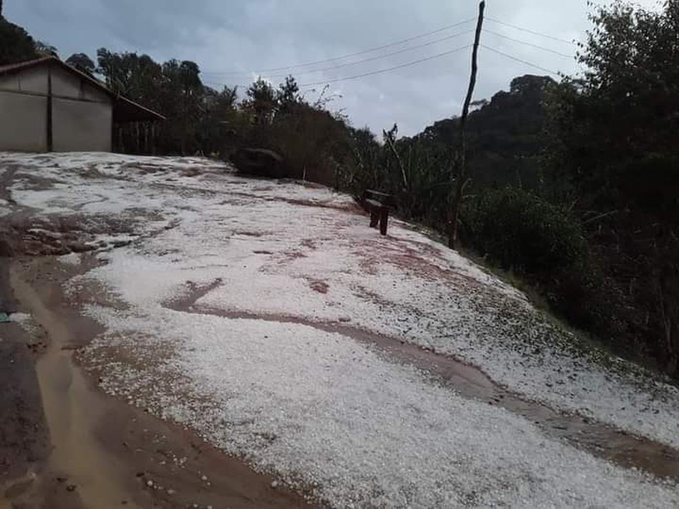 Uma chuva de granizo cobriu ruas de Cunha no último domingo (30) — Foto: Divulgação/Defesa Civil