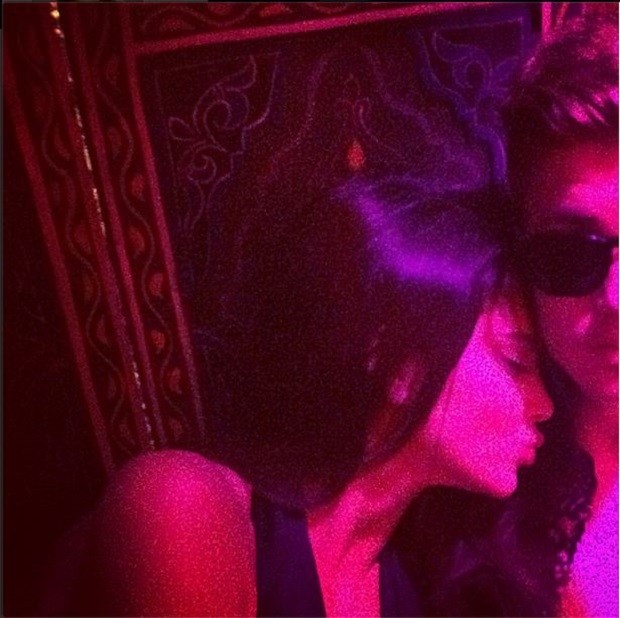 Justin Bieber e Kendall Jenner, apoiada em seu ombro (Foto: Reprodução/Instagram)