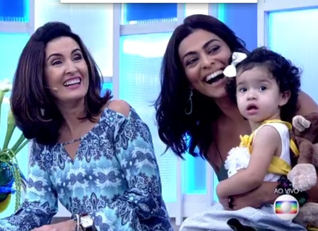 Fátima Bernardes e Juliana Paes dão uma ajudinha (Foto: Reprodução/ TV Globo)