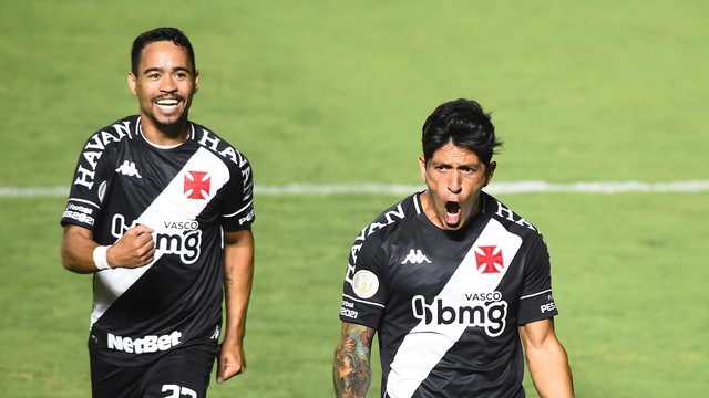 Pikachu e Cano comemoram gol do Vasco sobre o Atlético-MG