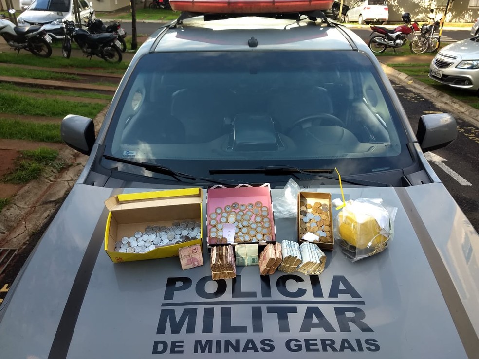 Dinheiro apreendido em Monte Carmelo durante a Operação 'Aquiles' — Foto: PM/Divulgação