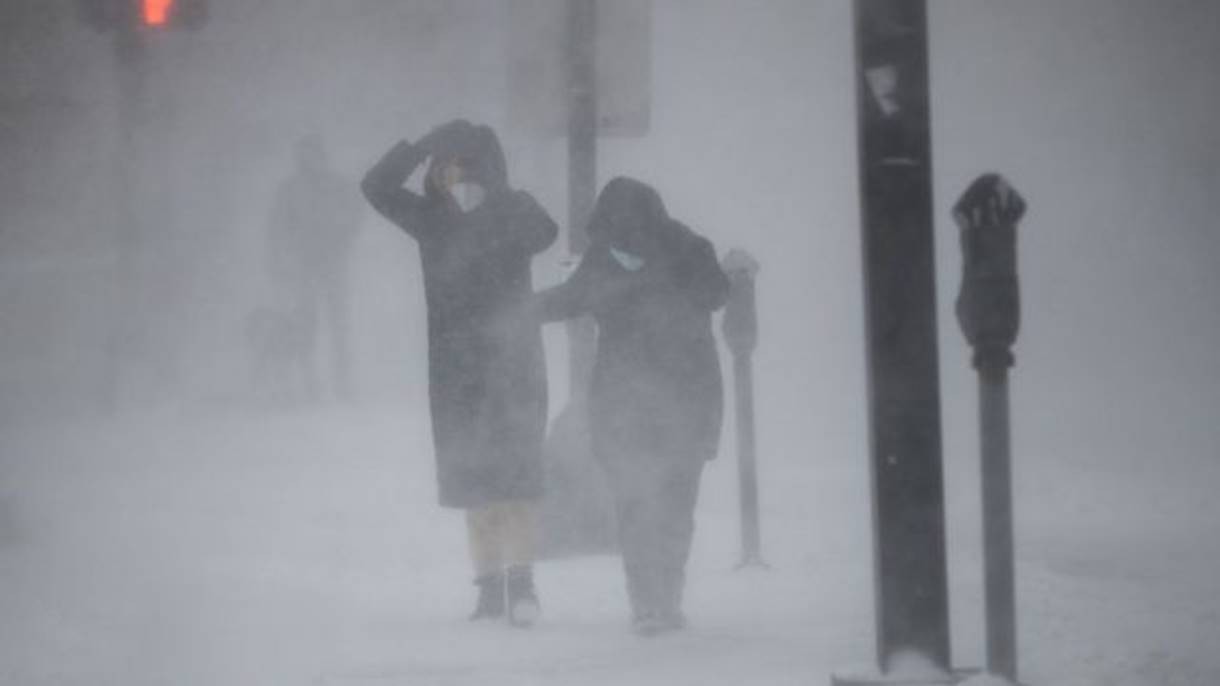 O leste dos EUA está sofrendo com um ciclone que causa nevascas e ventos de 120km/h (Foto: Getty Images)