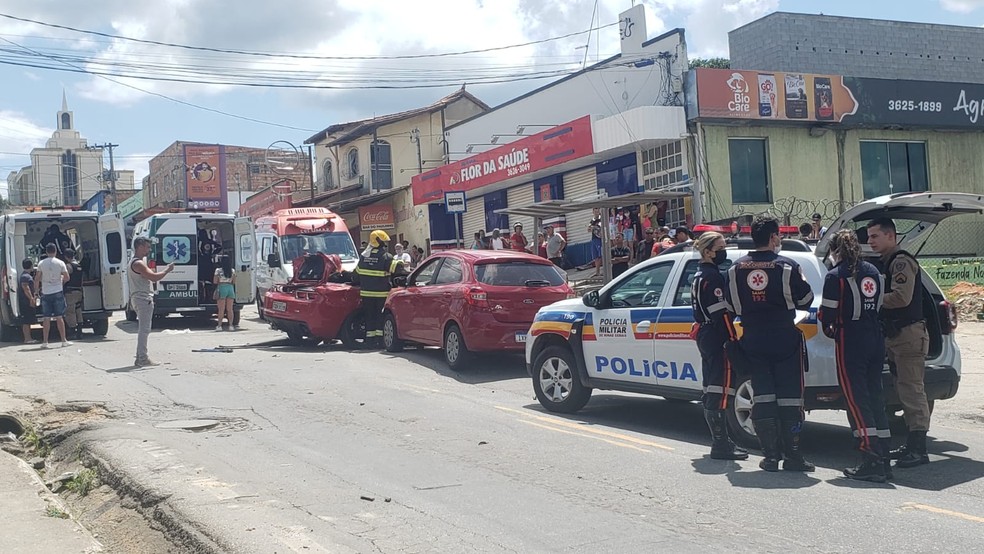 Acidente com camaro vermelho e outros três carros deixa feridos em avenida na Grande BH  — Foto: Camila Falabela/ TV Globo