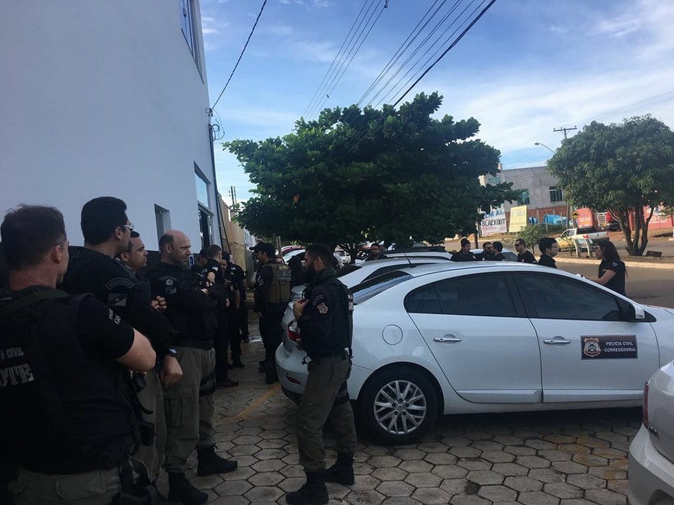 Policiais cumprem mandados em Porto Nacional (Foto: Divulgação)