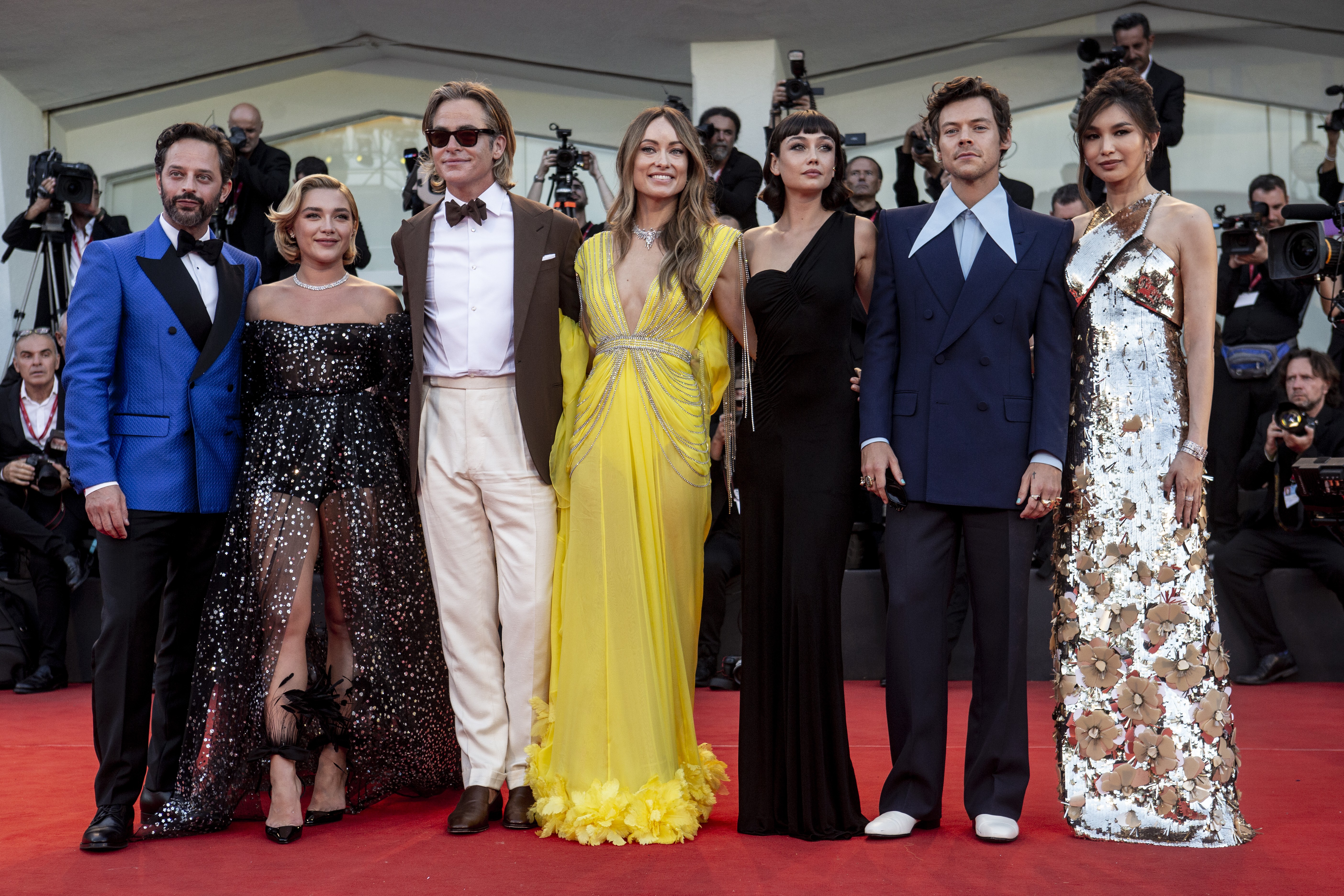 The cast of Don't Worry Darling: Nick Kroll, Florence Pugh, Chris Pine, Olivia Wilde, Sydney Chandler, Harry Styles and Gemma Chan on the red carpet at the Venice Film Festival (Photo: Getty Images)