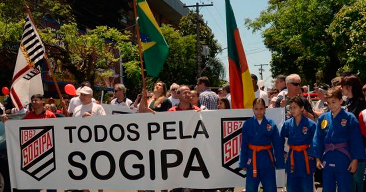 G1 - Ato por reabertura da Sogipa tem abraço coletivo em Porto Alegre -  notícias em Rio Grande do Sul