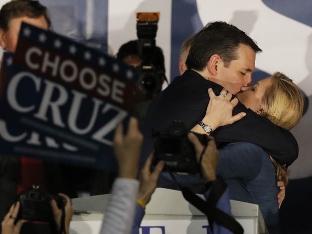 O pré-candidato republicano Ted Cruz dá um beijo em sua mulher, Heidi Cruz, após ser declarado vencedor do caucus de seu partido em Iowa, na cidade de Des Moines, na noite de segunda-feira (1º) (Foto: Jim Young/Reuters)