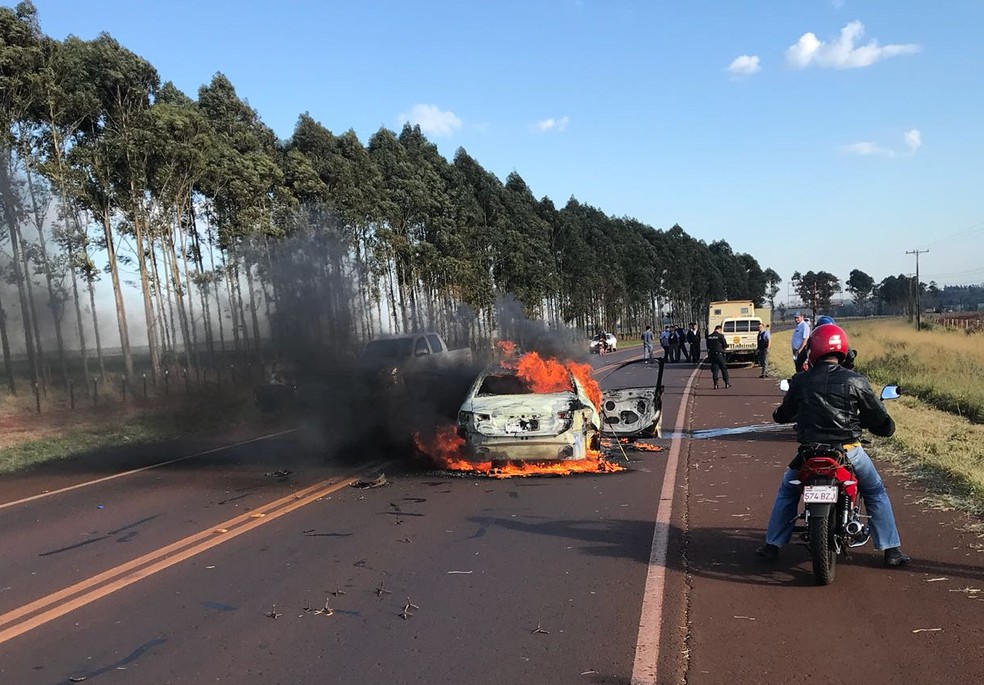 Na aÃ§Ã£o, os assaltantes do carro-forte na rodovia de acesso a Hernandarias (PY) espalharam 'miguelitos' e incendiaram um carro (Foto: Policia Nacional/DivulgaÃ§Ã£o)