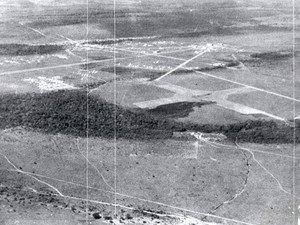 Vista do antigo Aeroporto de Goiânia, Goiás, em 1937. No local hoje está a Praça do Avião. (Foto: Eduardo Bilemjian/ Divisão de Patrimônio Histórico da Secretaria de Cultura de Goiânia)