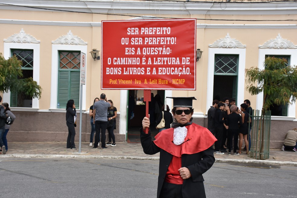 Professores ocuparam os corredores do prÃ©dio da prefeitura da cidade. (Foto: Anderson Oliveira/ Blog do Anderson)