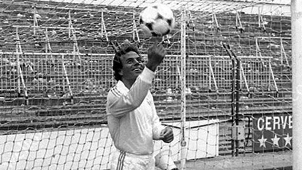 Julio Iglesias No Gol Safadao No Ataque Conheca Famosos Que Tentaram Carreira No Futebol Futebol Ge