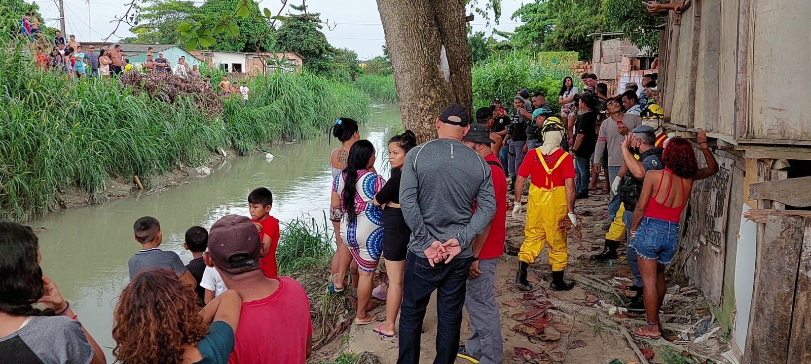 Moradores encontram corpo de homem dentro de igarapé, no Jorge Teixeira