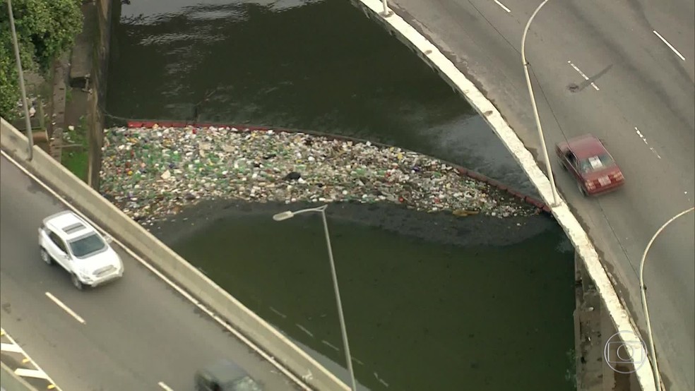Lixo na Baía de Guanabara (Foto: Reprodução/ TV Globo)