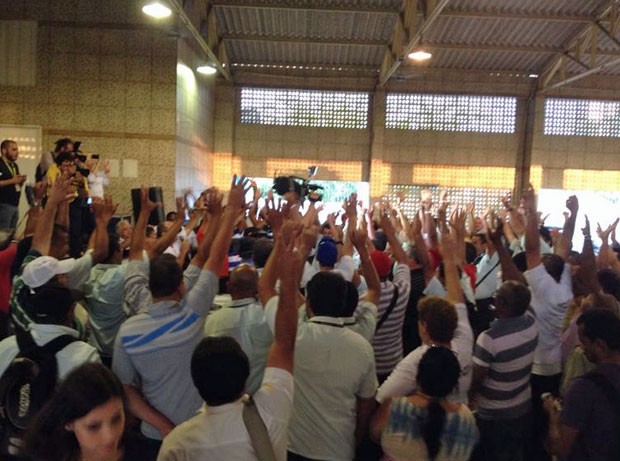 Trabalhadores decidiram por nova paralisação em assembleia realizada na tarde desta quinta (Foto: Vitor Tavares/G1)