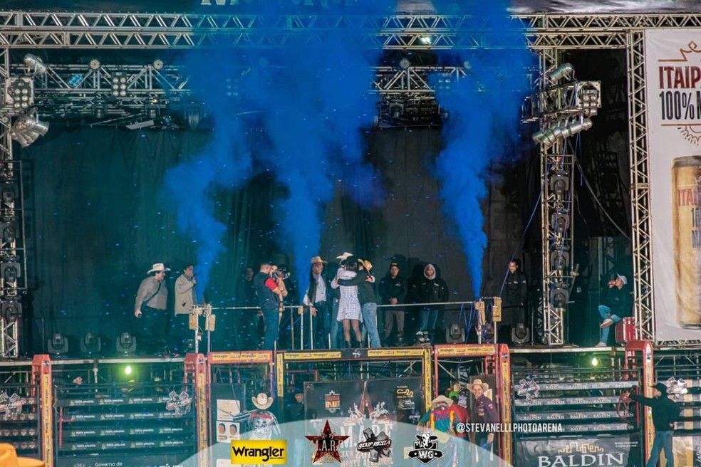 Fumaça azul enfeitou o palco do evento, durante o chá revelação — Foto: Stevanelli Photo Arena/Divulgação