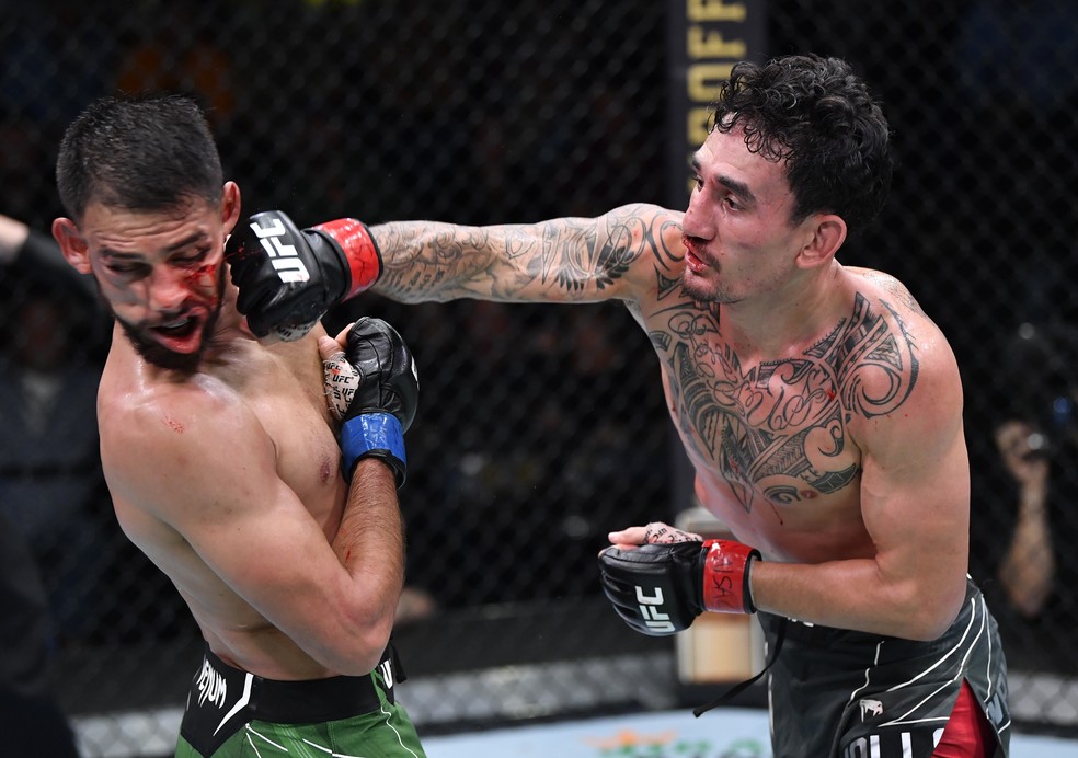 Max Holloway venceu na decisão dos jurados — Foto: Getty Images