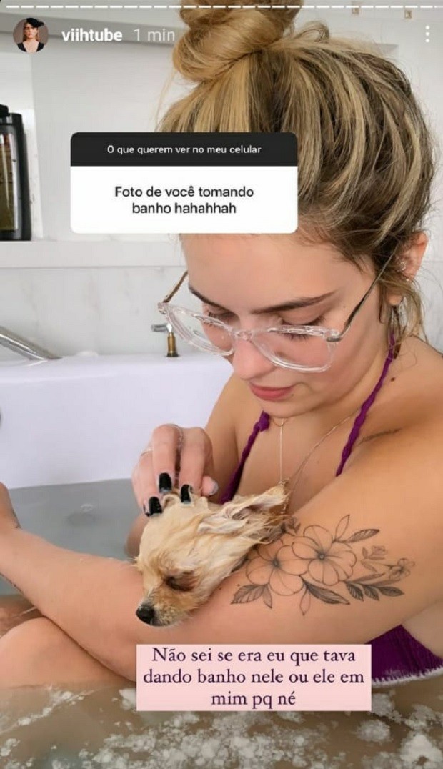 Viih Tube toma banho com cachorro de estimação (Foto: Reprodução/Instagram)