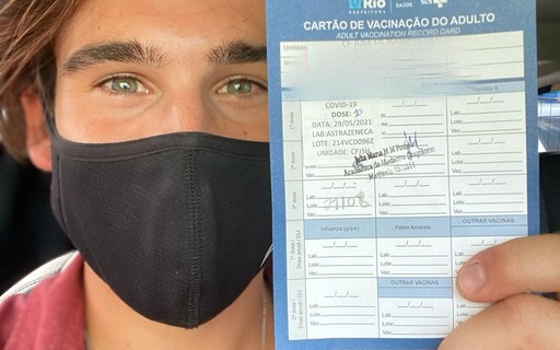 Aos 24 anos, Nicolas Prattes é vacinado no Rio pela fila de comorbidades