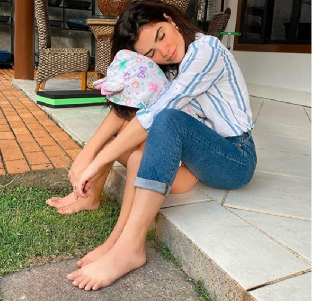 Vanessa Giácomo curte chamego com a caçula, Maria, no terraço de casa (Foto: Reprodução/Instagram)