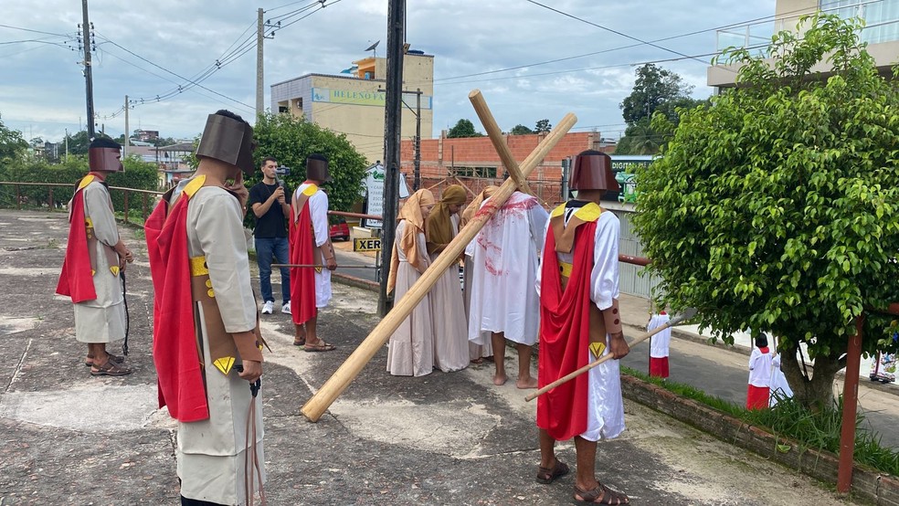 Fiéis relembram os últimos passos de Jesus na Via Sacra em Cruzeiro do Sul  — Foto: Rayza Lima/Rede Amazônica