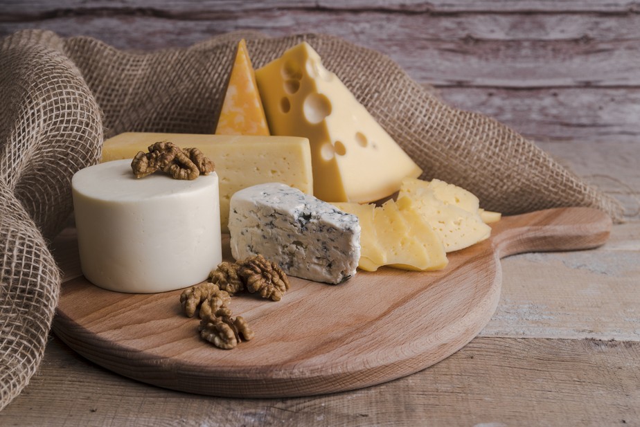 Tábua de queijos pode ser montada para acompanhar vinhos ou cervejas, a depender da maturação
