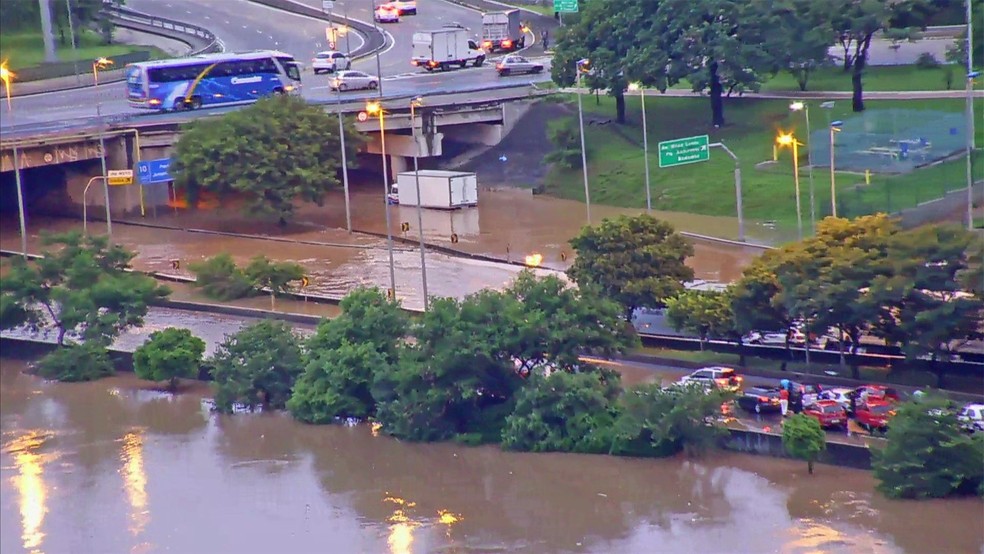 Forte chuva isola cidades, mata 2 e deixa desaparecidos na ...