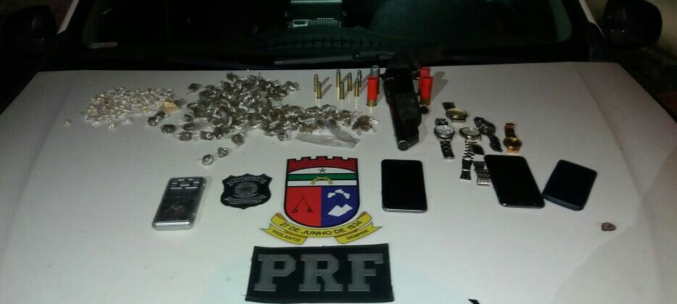 Armas e drogas foram apreendidas durante operação da PRF com a PM em Macaíba (Foto: Divulgação/ PRF)