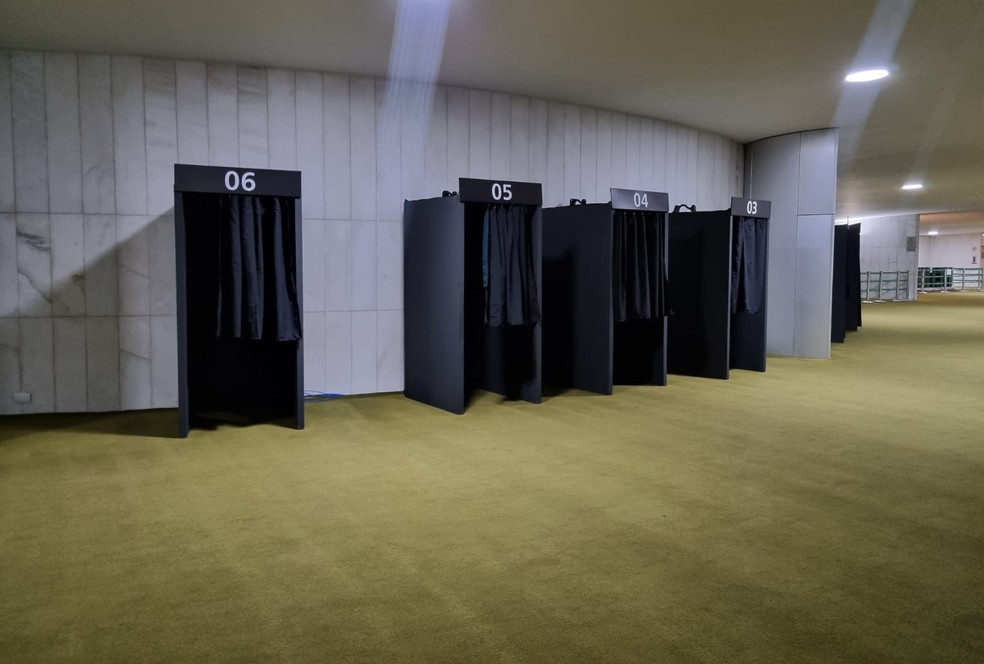 Cabines para votação na eleição da Mesa Diretora da Câmara já foram instaladas no Salão Verde — Foto: Elisa Clavery/TV Globo