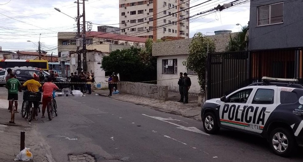Homem mata companheira e se mata em seguida no Bairro Joaquim Távora, em Fortaleza — Foto: Flávio Rovere/SVM