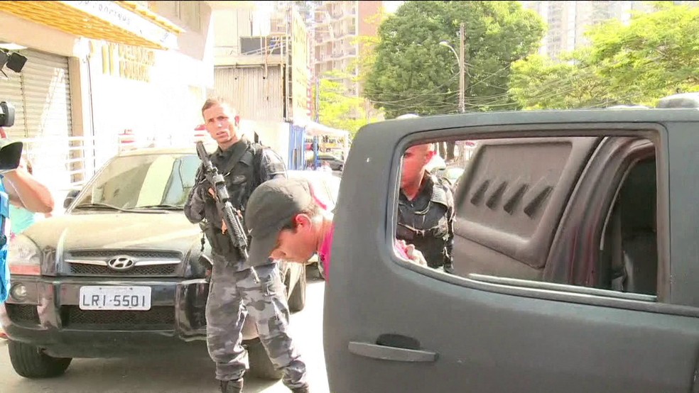 Cinco criminosos em fuga foram presos após o tiroteio na madrugada deste sábado na Rocinha. Eles foram levados para a 11ª DP (Foto: GloboNews/Reprodução)