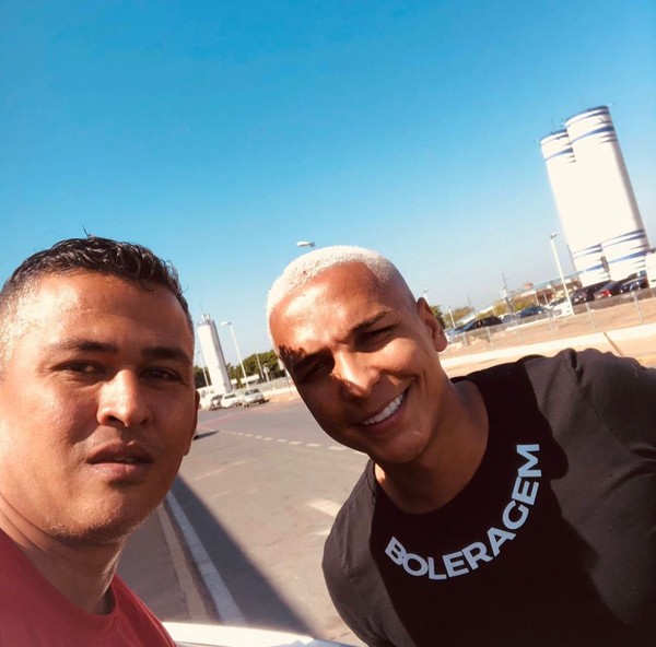 Deyverson foi fotografado no Aeroporto Internacional Marechal Rondon — Foto: Reprodução