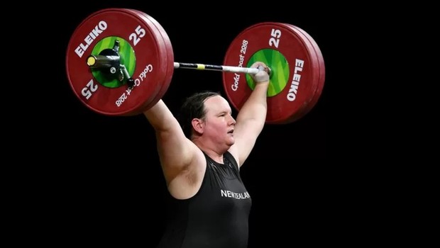 A halterofilista Laurel Hubbard tornou-se a primeiro atleta transgênero a competir nas Olimpíadas (Foto: DAN MULLAN / GETTY via BBC)