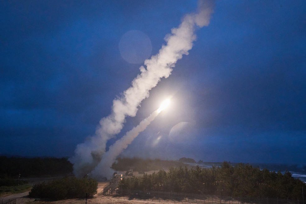 Um dos oito mísseis lançados em exercício conjunto entre Coreia do Sul e Estados Unidos, em 6 de junho de 2022. — Foto: Governo da Coreia do Sul via AFP 