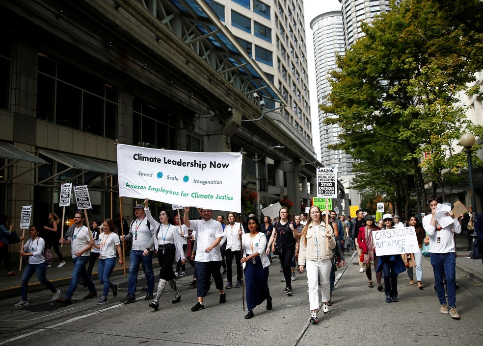 Funcionários da Amazon participam de protesto pelo clima em Seattle nesta sexta (20). — Foto: REUTERS/Lindsey Wasson