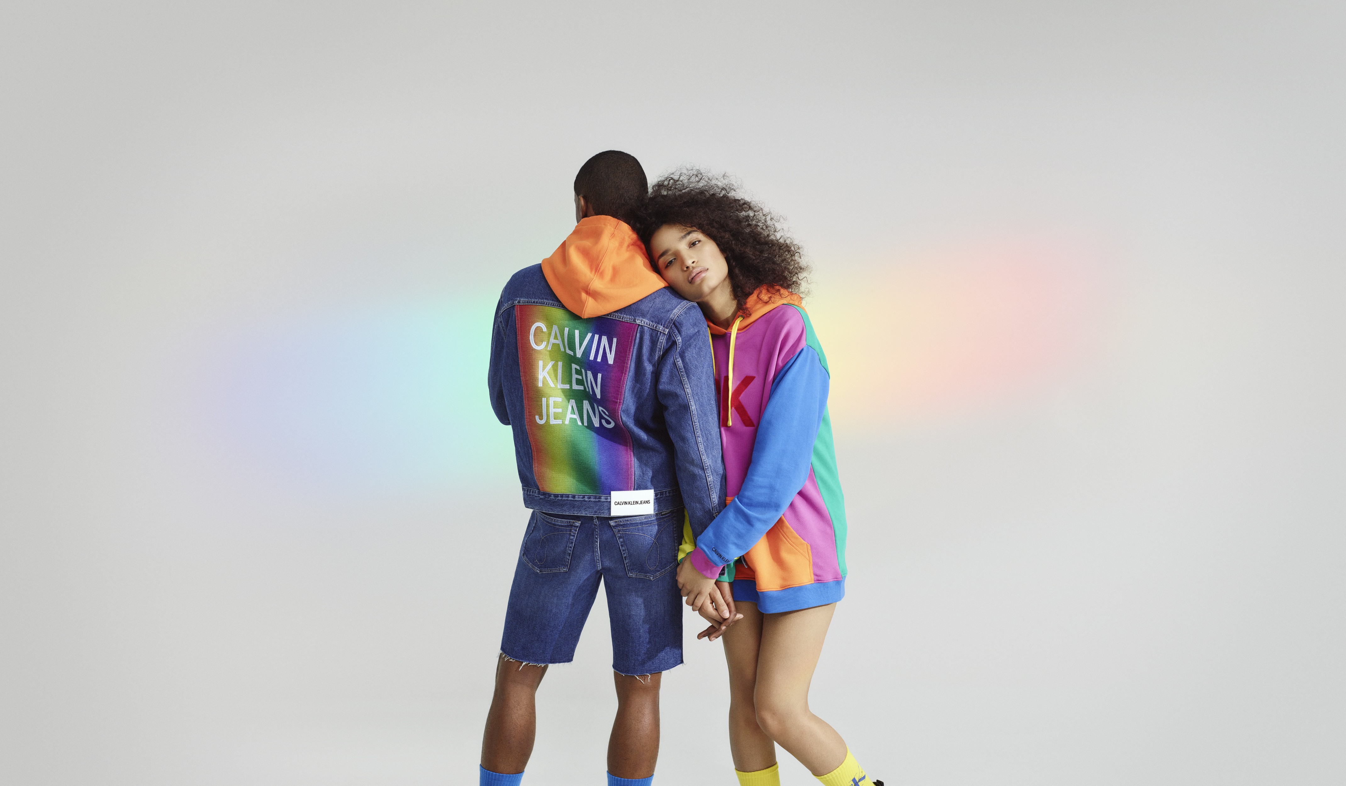 A Calvin Klein se une à causa LGBTQ+ e, pelo sexto ano consecutivo (Foto: Divulgação)