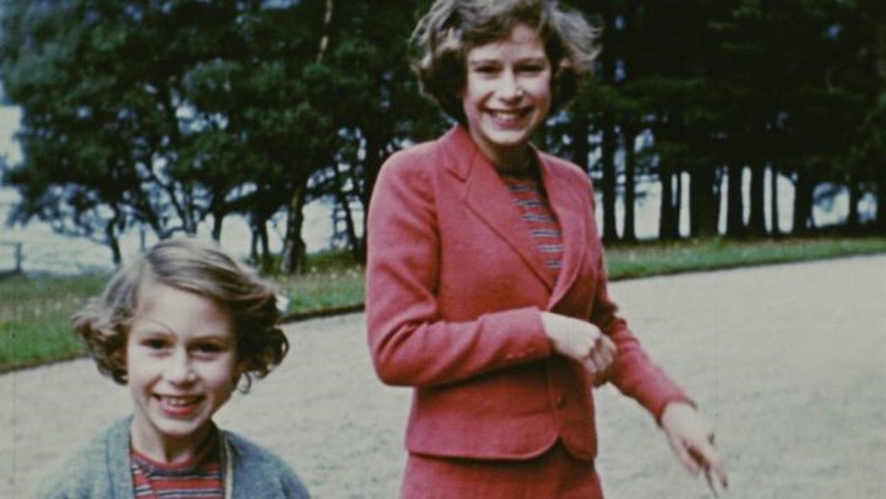 Margaret (à esquerda) e Elizabeth sorriem para a câmera na propriedade de Balmoral — Foto: BBC