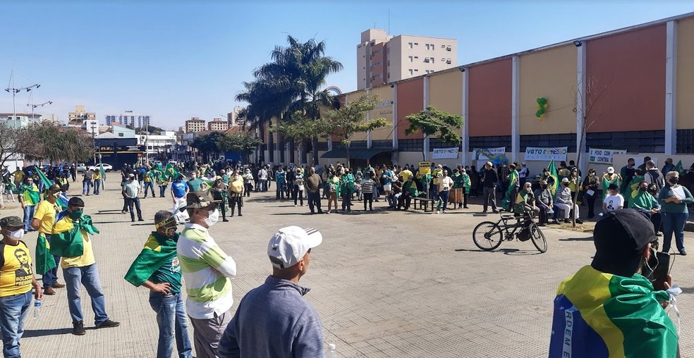 Manifestantes fazem ato a favor de Bolsonaro e do voto impresso em São Carlos — Foto: Fabio Rodrigues/G1