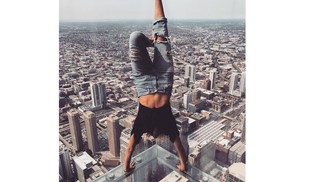 A brasileira em pose curiosa em ponto turístico de Chicago, nos EUA